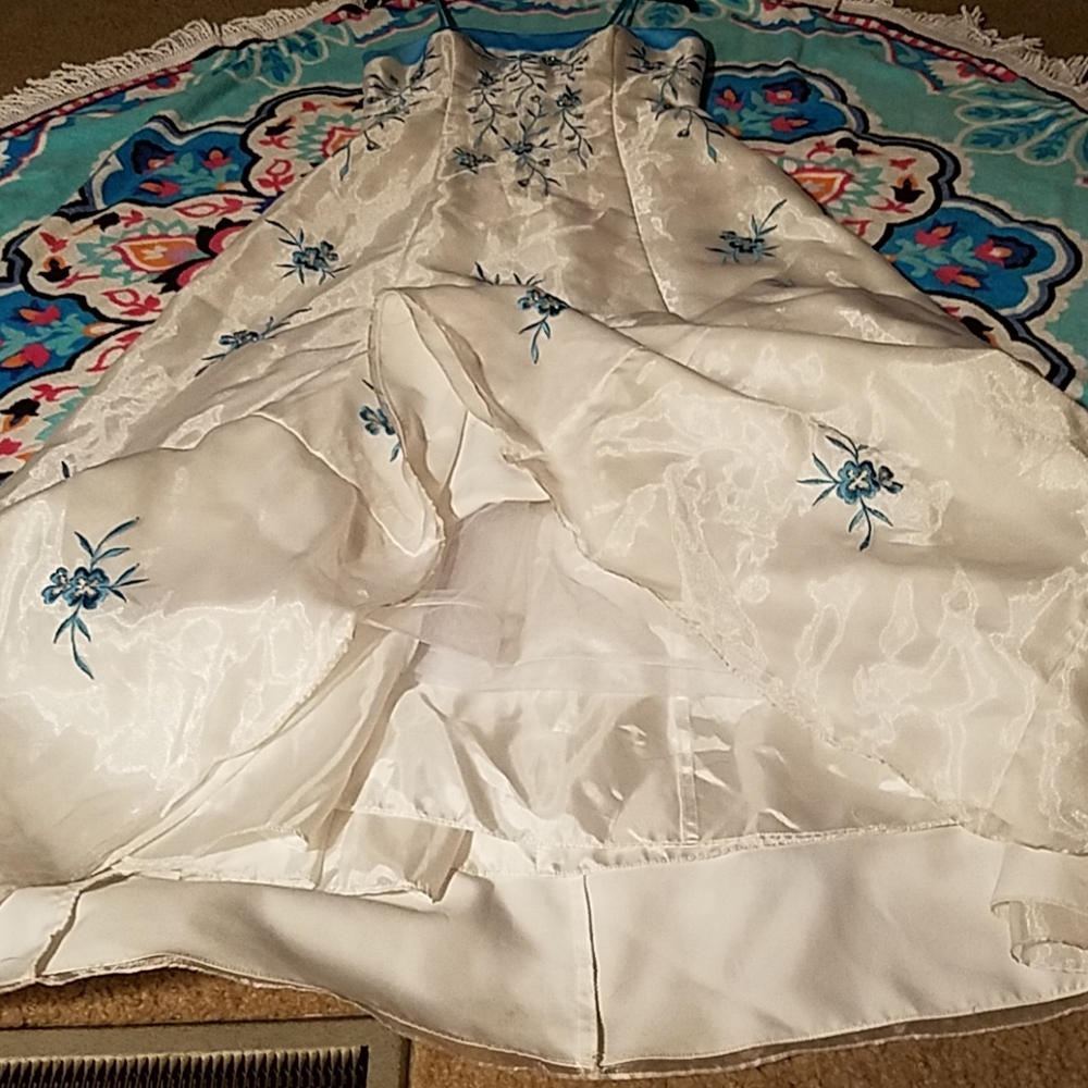 MASQUERADE PROM DRESS - Picture 3 of 8